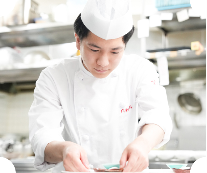 料理を盛り付ける調理スタッフ