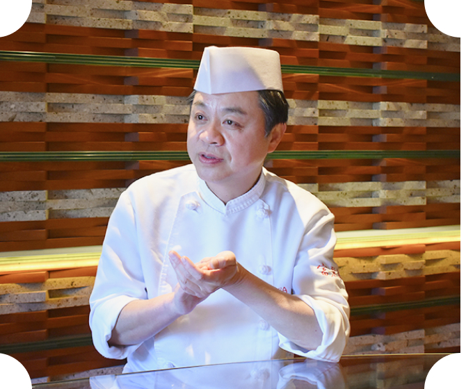 インタビューに答える料理長